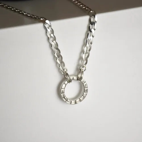 Vista 7 de Collar de gargantilla en plata 950 o chapado en oro con luna tallada a mano o dije circular, con diferentes cadenas y extensiones para ajustarlo