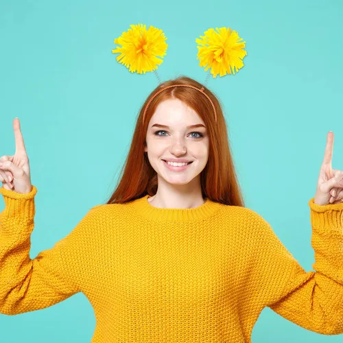 Vista 5 de Tigeen Diadema con pompones para la cabeza, 12 unidades, color amarillo (disfraz) para mujeres y adultos, accesorios para fiestas de cumpleaños