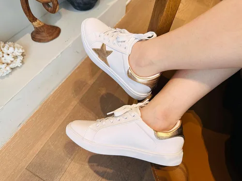 Vista 2 de FEVERSOLE Tenis de cuero sintético con cordones coloridos para mujer