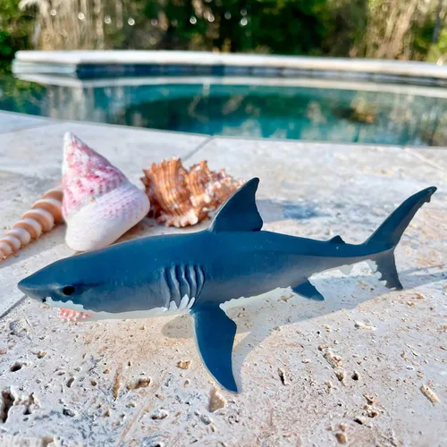 Vista 2 de Safari Ltd. Gran figura de tiburón blanco – Figura de modelo realista de 6.25 pulgadas – Juguete educativo para niños, niñas y niños a partir de 3