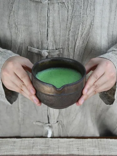 Vista 5 de Artcome Juego de té Matcha de lujo – Kit japonés de 4 piezas con tazón rústico de cerámica esmaltada en negro y asa, batidor de bambú, soporte