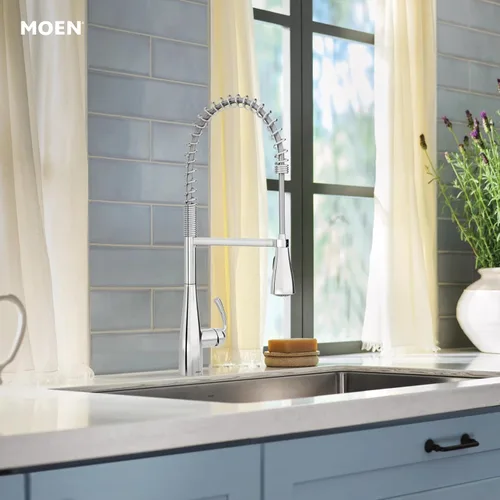 Vista 2 de Grifo de cocina Moen Essie cromado de una manija con arco alto y rociador extraíble con resorte de preenjuague con Power Clean, 87814