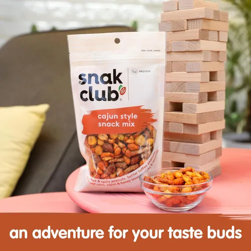 Vista 5 de Snak Club Mezcla de bocadillos al estilo cajún con cacahuetes picantes y especiados, cacahuetes con mantequilla y caramelo, maíz tostado, palitos