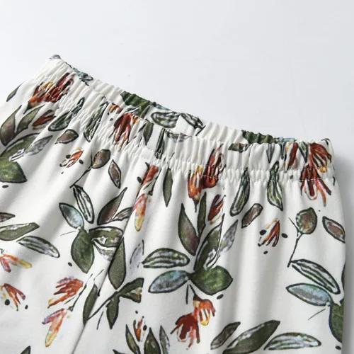 Vista 4 de Conjunto de 3 piezas de ropa para bebé niña, camiseta con volantes, camisa floral, pantalones y diadema Verde