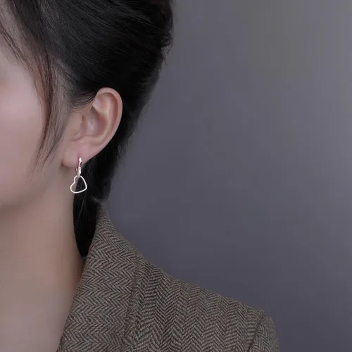 Vista 2 de SLUYNZ Aretes de aro de plata de ley 925 con forma de corazón para mujeres, adolescentes y niñas, aretes de aro de doble corazón