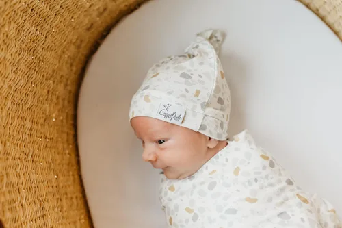 Vista 3 de Copper Pearl Gorro de bebé con nudo superior elástico suave Arlo