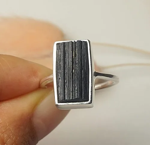 Vista 4 de Anillo apilable de plata esterlina maciza de turmalina negra cruda, piedra natal de octubre