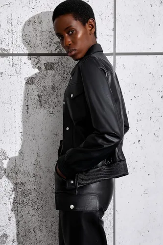 Vista 4 de Chaqueta de piel auténtica para mujer, con botones frontales, cuello vuelto hacia abajo, chaqueta de motociclista SmartUniverseWear
