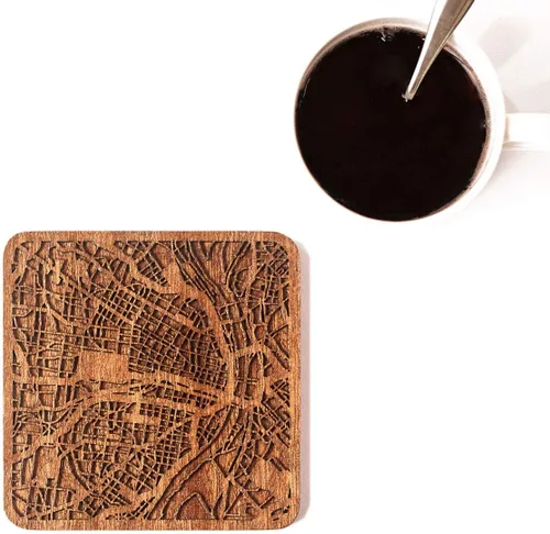 Vista 2 de O3 Design Studio - Posavasos de madera de sapeli con mapa de la ciudad de San Luis, Missouri, 4 unidades, hecho a mano, múltiples ciudades