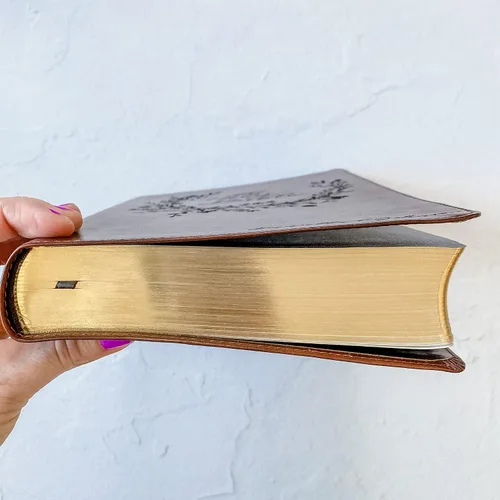 Vista 4 de Biblia ESV con margen amplio, letra manuscrita y grabada con láser, regalo personalizado, grabado de nombre personalizado disponible