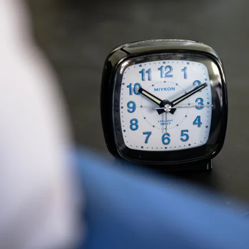 Vista 2 de Miykon Reloj despertador analógico cuadrado pequeño – Silencioso sin tictac, funciona con pilas con luz LED y repetición – Escritorio, mesa, viaje