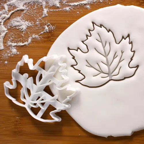 Vista 5 de Juego de 3 cortadores de galletas con temática caprichosa (diseños: seta, caracol, y hoja de arce), 3 piezas - Bakerlogy