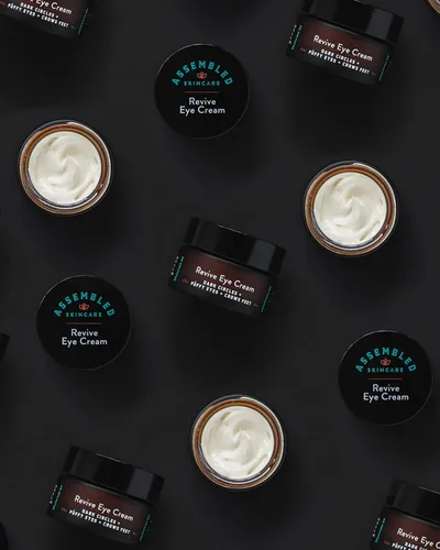 Vista 6 de ASSEMBLED Revive Crema de ojos (0.5 oz), tratamiento multivitamínico con cafeína; sin fragancia; sin parabenos