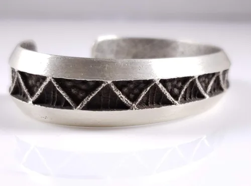 Vista 7 de Pulsera Navajo de plata de ley hecha a mano con diseño de Tufa Cast Stacker Firmado por Monty Claw