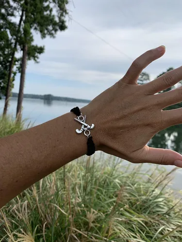Vista 5 de Pulsera con dije de hockey sobre hierba Sportybella - Ajustable para niñas con dije de palo, joyería regalo para jugadoras, equipos y entrenadores