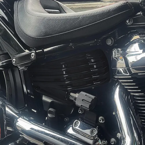 Vista 2 de Cubiertas de carenado lateral de batería izquierda y derecha para Harley M8 Softail Breakout Fat Boy FXBR FXBRS 2018-2023 Negro