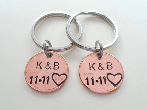 Vista 2 de Custom Hand Stamped 2 Personalized Penny Keychains, Anniversary Gift, Husband Wife Key Chain, Boyfriend Girlfriend Gift, Customized Couples Keychains