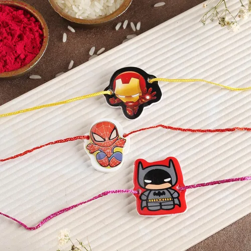 Vista 2 de Juego de 3 superhéroes Rakhi para hermano pequeño y hermana Rakhi de lujo para pequeño Bhai Bro Rakhi hilo RNJ0042, Algodón, No es una piedra
