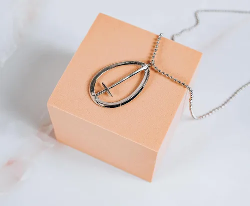 Vista 3 de Marvel Studios WandaVision Monica Rambeau S.W.O.R.D. - Collar con colgante de réplica Coleccionable oficial de cómics de MCU Joyería para mujeres