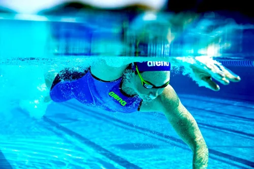 Vista 5 de Arena Tracks Gafas de natación unisex para adultos esenciales para carreras competitivas de natación, aprobadas por FINA, con lente antiniebla
