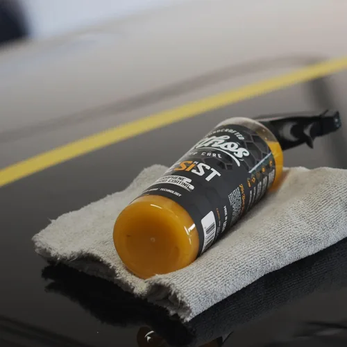 Vista 3 de RESIST Revestimiento en Aerosol de Grafeno - Revestimiento Cerámico UV para Autos - Fórmula Híbrida 2 en 1 Revestimiento en Aerosol Cerámico