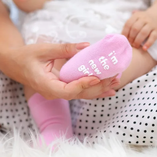 Vista 6 de Juego de calcetines de regalo para bebé niña regalo único para bebé o recién nacido para ella 4 pares de bonitas citas en caja de regalo