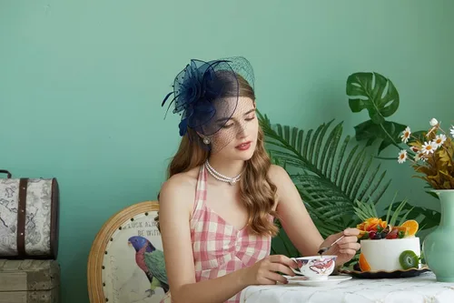 Vista 4 de Sombreros inspirados en el estilo de los años 20 y 50, sombrero pastillero, sombrero de cóctel, fiesta de té, sombrero con velo para niñas y mujeres