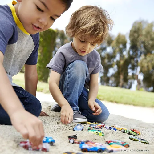 Vista 3 de Hot Wheels Juego de 10 camiones y autos de juguete a escala 1:64 para niños y coleccionistas, los estilos pueden variar [Exclusivo de Amazon]