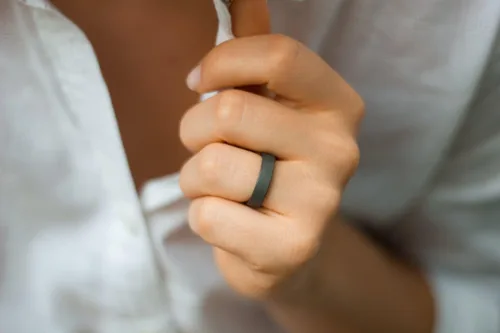 Vista 4 de Women's carbon fiber and graphite ring. Unique dark grey flat wedding band. Water resistant, very durable and hypoallergenic. (01100_4N)