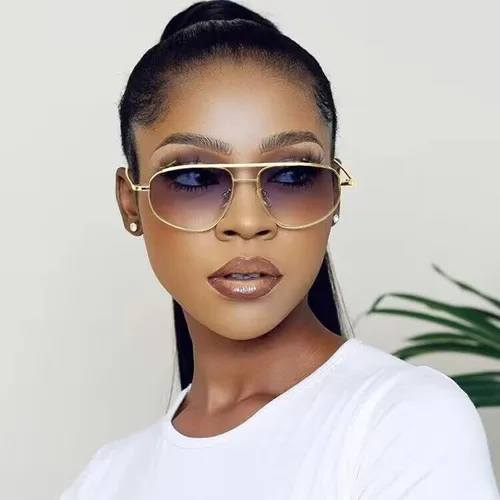 Vista 2 de FEISEDY Gafas de sol estilo aviador retro de moda para mujeres y hombres, de los años 90, pequeñas gafas vintage con estilo de metal dorado ovaladas