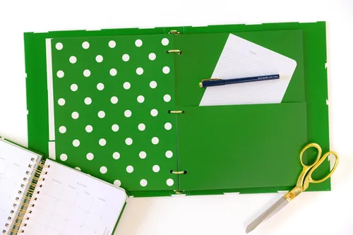 Vista 4 de Kate Spade New York Bonita carpeta de 1 pulgada, con capacidad para papel tamaño carta, carpeta de 3 anillos con separadores de pestañas