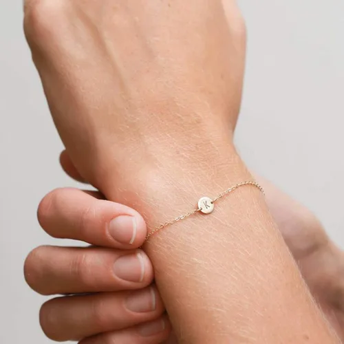 Vista 5 de Pulsera de acero inoxidable chapada en oro de 18 quilates, pulsera personalizada con dije de letra, pequeño disco delicado con monograma, pulsera