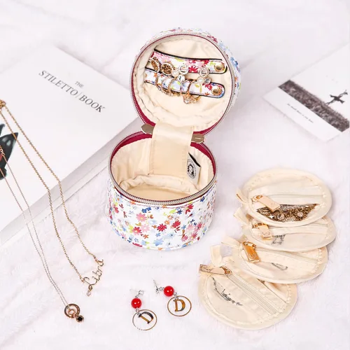 Vista 6 de Angelina's Palace Estuche organizador de joyas redondo, bolsa de viaje, regalos de dama de honor, caja de cuero vegano para collar, aretes, pulsera