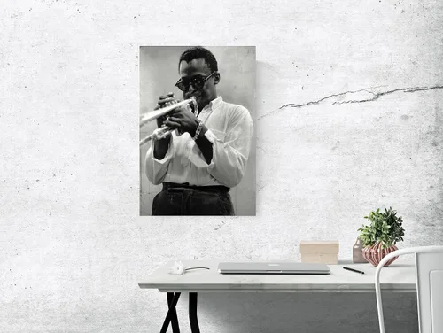 Vista 2 de Artist Unknown Póster de Miles Davis, con lentes de sol, tocando la trompeta, jazz