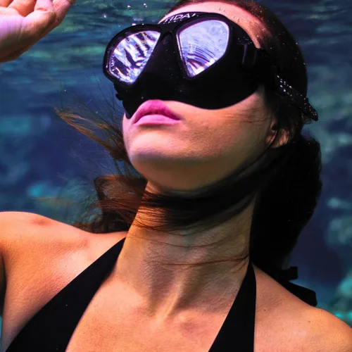 Vista 4 de Máscara Tidal Freedive - Aluma Pro con tecnología avanzada antivaho. Máscara de volumen ultra bajo para apnea, esnórquel y buceo. Lente de vidrio