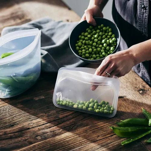 Vista 3 de Bolsa de almacenamiento de aperitivos reutilizable de silicona premium Stasher, transparente, apta para microondas, sous vide, lavavajillas, horno
