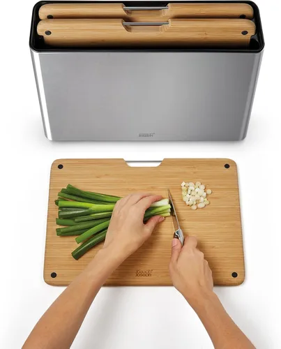 Vista 2 de Joseph Joseph Folio Premium - Juego de tablas de cortar de bambú de 3 piezas, funda delgada de acero inoxidable para almacenamiento organizado