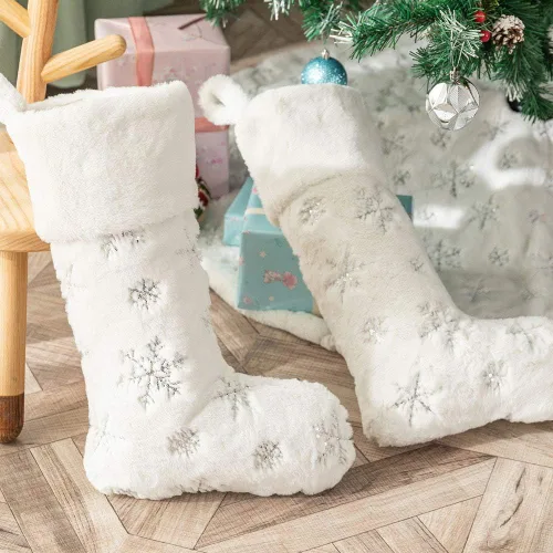 Vista 23 de Calcetines negros de piel sintética de Navidad, 1 paquete grande de 22 pulgadas, medias colgantes de felpa negra con nombre personalizado con copos