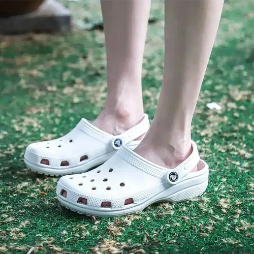 Vista 2 de Crocs Zuecos clásicos unisex para adultos con teñido anudado marmoleado, Blanco