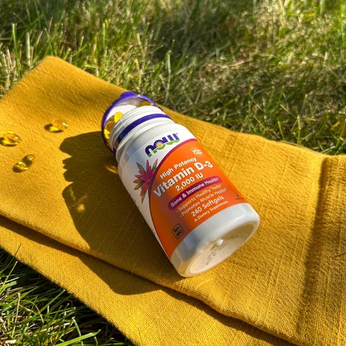 Vista 7 de NOW Foods Suplementos, Vitamina D-3 2000 UI, Alta Potencia, Apoyo Estructural*, 240 cápsulas blandas