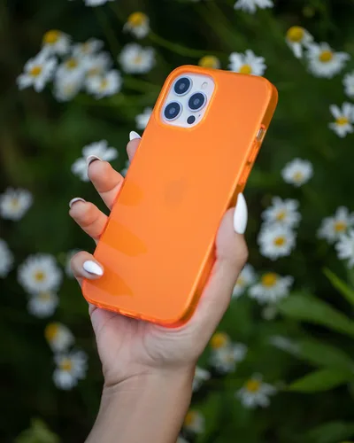 Vista 6 de FELONY CASE Funda protectora transparente naranja neón para iPhone 15 Pro, TPU y policarbonato que absorbe los golpes, a prueba de grietas con un