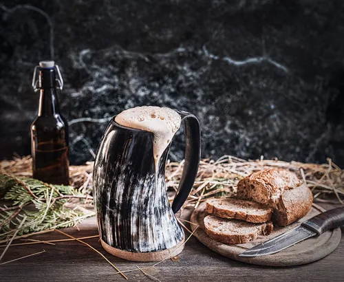 Vista 7 de Norse Tradesman LG Viking Cuerno para Beber - Jarra de Cuerno de Cerveza 100% Auténtica con Fondo de Madera Dura y Grabados de Anillos The