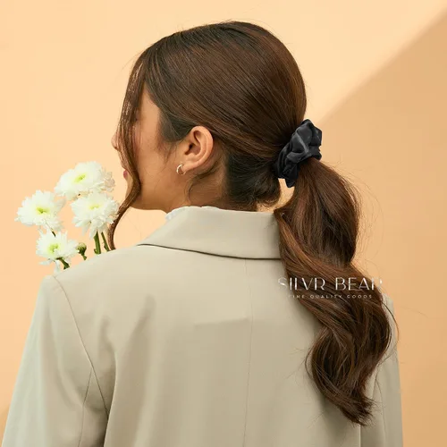 Vista 6 de Silvr Bear Paquete de 6 coleteros de satén de lujo, color negro, suaves, grandes para mujeres y niñas, bandas para el cabello grueso y rizado