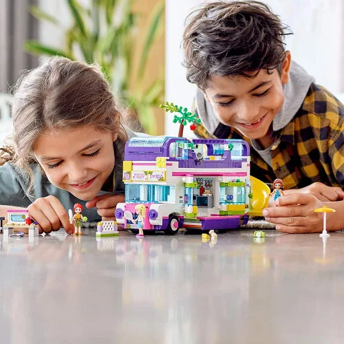 Vista 3 de LEGO Friends Autobús de la Amistad 41395 Heartlake City Juguete Playset Kit de Construcción Promueve Horas de Juego Creativo, Nuevo 2020 (778 Piezas)