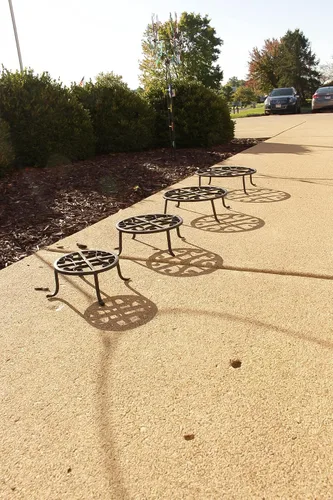 Vista 4 de Red Carpet Studios Soporte para plantas con patrón de desplazamiento, hierro forjado