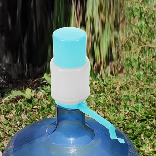 Vista 2 de jojofuny Bomba dispensadora de agua manual para botella de 1 galón, bomba de agua ligera portátil para acampar al aire libre, uso en casa y oficina