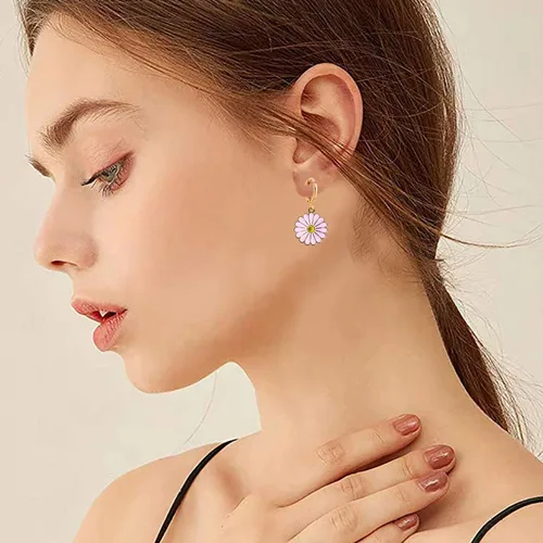 Vista 6 de Just Follow 8 pares de aretes de aro para mujer, hipoalergénicos, pequeños, chapados en oro, circonita cúbica, margarita, aretes colgantes
