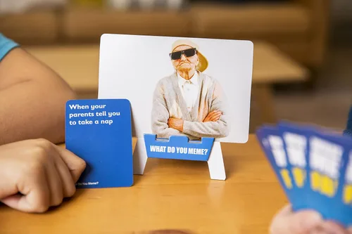 Vista 16 de WHAT DO YOU MEME? Family Edition by Relatable, Now with Refreshed Content - Kids Games 8+, Family Games for Kids and Adults, Includes 300 Caption