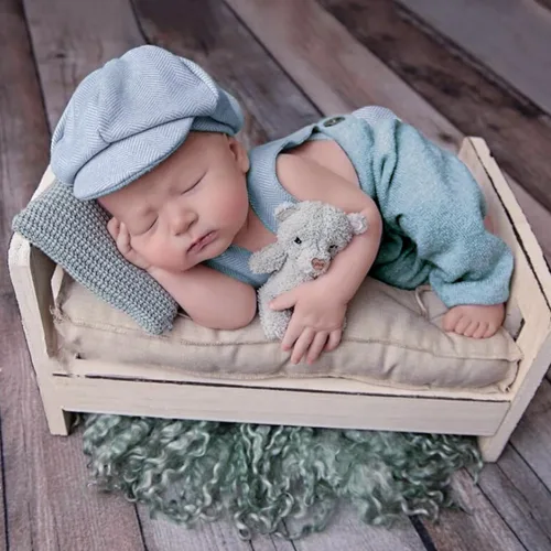 Vista 2 de Ylsteed Trajes de Fotografía para Recién Nacidos - 2 Piezas para Niño y Niña, Traje de Caballero con Pantalones con Tirantes y Boina, 0-3 Meses Azul