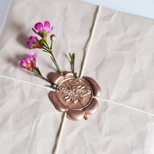 Vista 3 de UNIQOOO Sello de cera Little Bee con varillas metálicas de cera de sellado dorado antiguo, decoración perfecta para invitaciones de boda, tarjetas